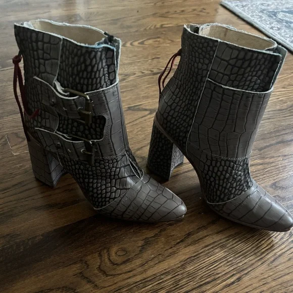 NWT Freebird by Steven Croc-Embossed Brown Ankle Boots - Picture 8 of 12